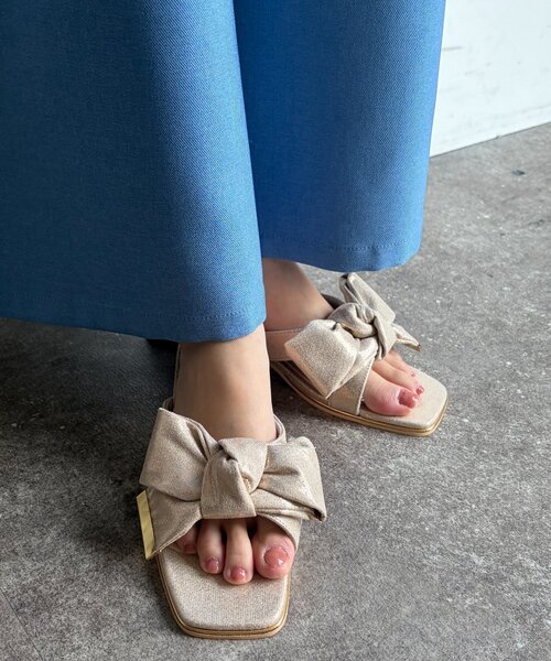 Chez toi(シェトワ)の「リボンミュールサンダル(サンダル・レディース・ゴールド/ブラック・MEDIUM/LARGE)」の16枚目の写真