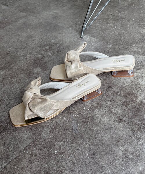 Chez toi(シェトワ)の「リボンミュールサンダル(サンダル・レディース・ゴールド/ブラック・MEDIUM/LARGE)」の17枚目の写真