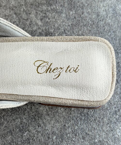 Chez toi(シェトワ)の「リボンミュールサンダル(サンダル・レディース・ゴールド/ブラック・MEDIUM/LARGE)」の20枚目の写真