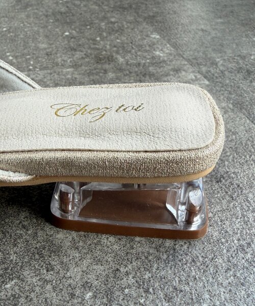 Chez toi(シェトワ)の「リボンミュールサンダル(サンダル・レディース・ゴールド/ブラック・MEDIUM/LARGE)」の21枚目の写真