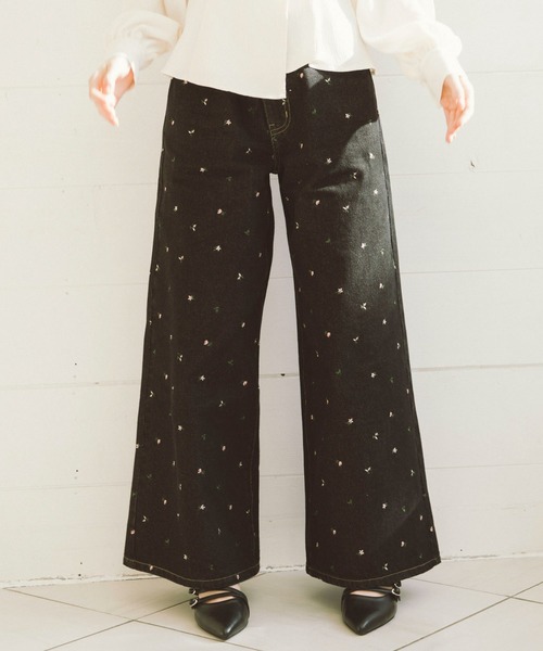archives(アルシーヴ)の「小花柄刺繍デニム(デニムパンツ・レディース・ブルー/ブラック・SMALL/MEDIUM)」の3枚目の写真