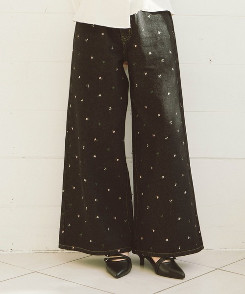 archives(アルシーヴ)の「小花柄刺繍デニム(デニムパンツ・レディース・ブルー/ブラック・SMALL/MEDIUM)」の6枚目の写真