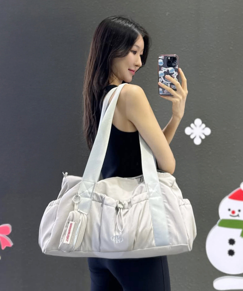 MASMARULEZ（マスマルールズ）の「[INT][POUCH SET] glossy shoulder duffel bag _ Light gray（ボストンバッグ・レディース・その他・FREE）」の2枚目の写真