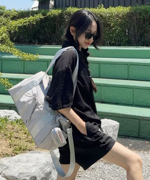 MASMARULEZ（マスマルールズ）の「[INT][POUCH SET] glossy shoulder duffel bag _ Light gray（ボストンバッグ・レディース・その他・FREE）」の4枚目の写真