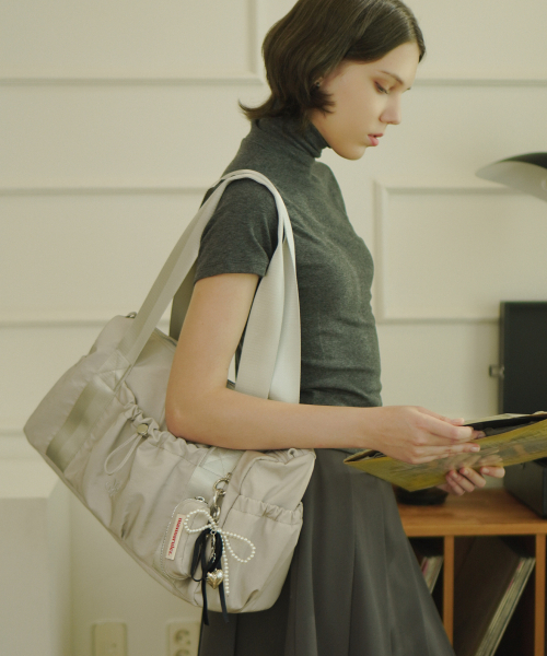 MASMARULEZ（マスマルールズ）の「[INT][POUCH SET] glossy shoulder duffel bag _ Light gray（ボストンバッグ・レディース・その他・FREE）」の6枚目の写真