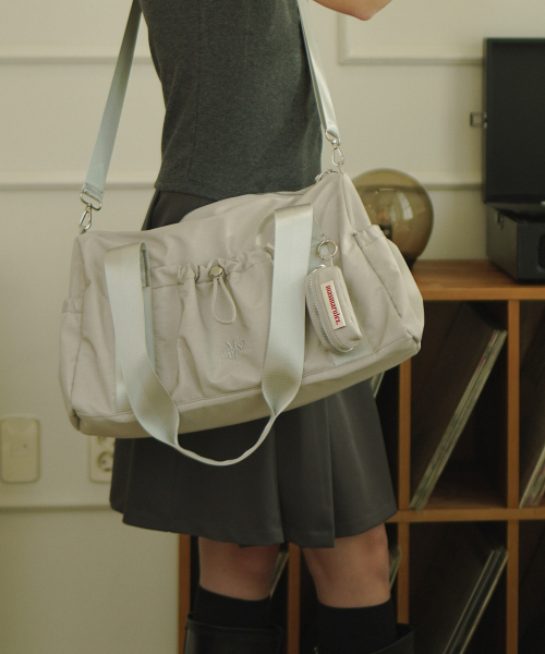 MASMARULEZ（マスマルールズ）の「[INT][POUCH SET] glossy shoulder duffel bag _ Light gray（ボストンバッグ・レディース・その他・FREE）」の7枚目の写真