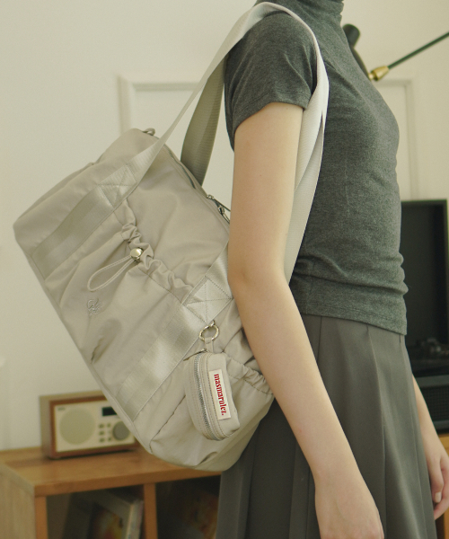 MASMARULEZ（マスマルールズ）の「[INT][POUCH SET] glossy shoulder duffel bag _ Light gray（ボストンバッグ・レディース・その他・FREE）」の8枚目の写真