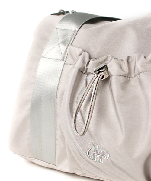 MASMARULEZ（マスマルールズ）の「[INT][POUCH SET] glossy shoulder duffel bag _ Light gray（ボストンバッグ・レディース・その他・FREE）」の16枚目の写真