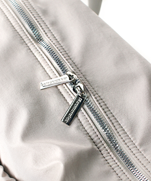 MASMARULEZ（マスマルールズ）の「[INT][POUCH SET] glossy shoulder duffel bag _ Light gray（ボストンバッグ・レディース・その他・FREE）」の17枚目の写真