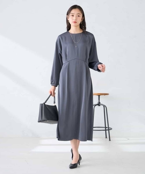 a.v.v(アーヴェヴェ)の「サテンドルマンスリーブワンピース(ワンピース・レディース・チャコールグレー/ベージュ・40/38)」の2枚目の写真
