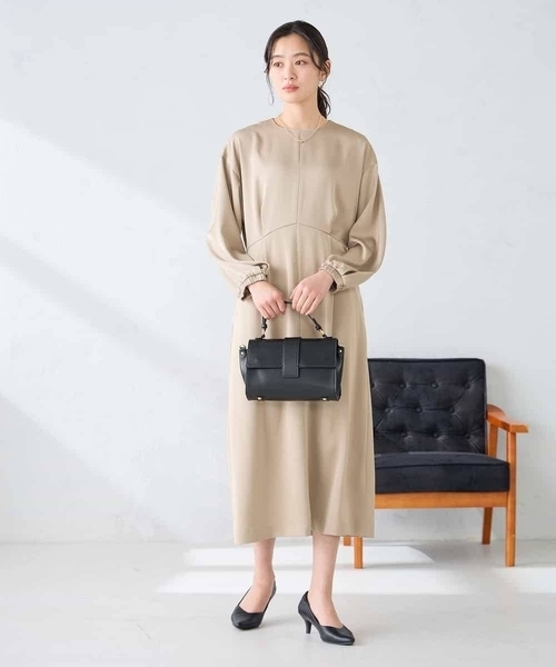 a.v.v(アーヴェヴェ)の「サテンドルマンスリーブワンピース(ワンピース・レディース・チャコールグレー/ベージュ・40/38)」の3枚目の写真