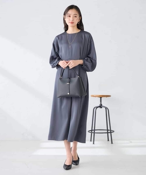 a.v.v(アーヴェヴェ)の「サテンドルマンスリーブワンピース(ワンピース・レディース・チャコールグレー/ベージュ・40/38)」の8枚目の写真