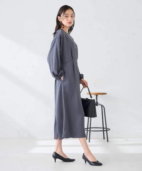 a.v.v(アーヴェヴェ)の「サテンドルマンスリーブワンピース(ワンピース・レディース・チャコールグレー/ベージュ・40/38)」の10枚目の写真