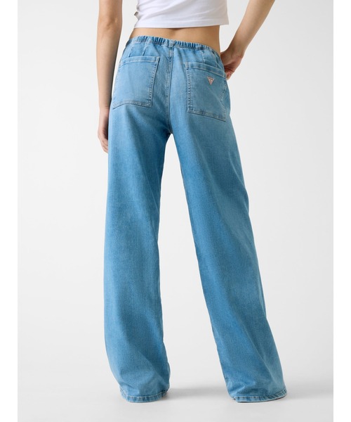 GUESS JEANS（ゲスジーンズ）の「GUESS JEANS LR Twisted Jogger（デニムパンツ・レディース・ブルー・24inch/25inch/26inch/27inch/28inch）」の2枚目の写真