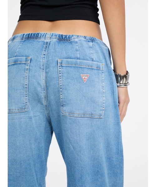 GUESS JEANS（ゲスジーンズ）の「GUESS JEANS LR Twisted Jogger（デニムパンツ・レディース・ブルー・24inch/25inch/26inch/27inch/28inch）」の3枚目の写真