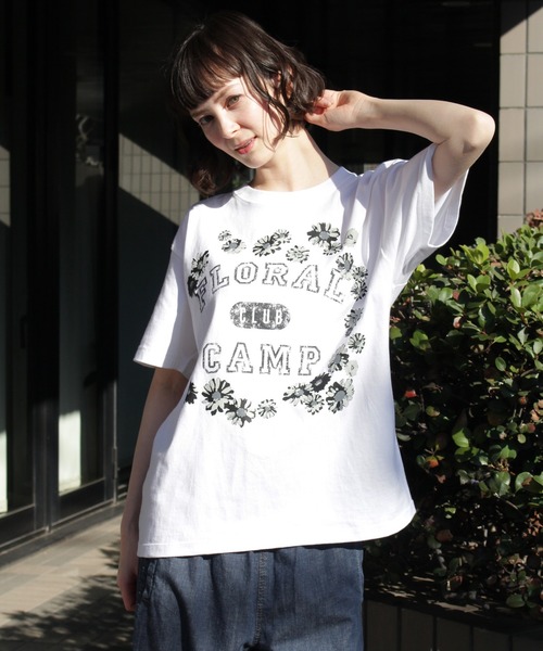 H.A.K(ハク)の「5.6オンスコットン天竺カレッジロゴ&デイジーモチーフTシャツ(Tシャツ/カットソー・レディース・ホワイト/ブラック/ボルドー・1/0)」の1枚目の写真
