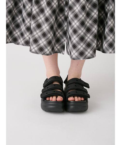 FURFUR（ファーファー）の「【crocs】212032Soho Frosted Sport Sandal（サンダル・レディース・ベージュ/ブラック・22/23/24）」の13枚目の写真