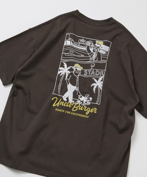 FREAK'S STORE(フリークスストア)の「限定展開 ビッグシルエット バックプリント クルーネック Tシャツ Uncle Holiday(Tシャツ/カットソー・メンズ・チャコールグレー/グレー/ブラウン/ホワイト・SMALL/LARGE/MEDIUM)」の4枚目の写真