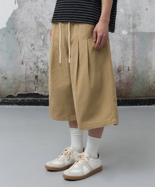 AGOD（エージーオーディー）の「ツーピンタックバンディングストリングバミューダパンツ[ベージュ]（その他パンツ・レディース・その他・SMALL/MEDIUM/LARGE/X-LARGE）」の2枚目の写真