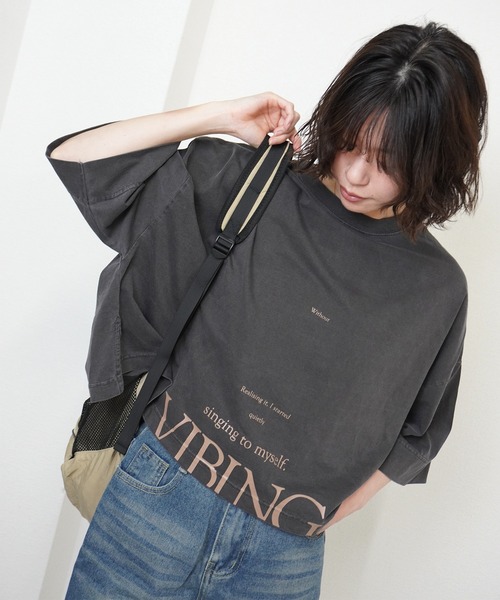 gossara(ゴサラ)の「【自然と目を引くデザイン】ピグメントオーバーロゴT(Tシャツ/カットソー・レディース・ネイビー/ダークブラウン/オフホワイト・FREE)」の2枚目の写真