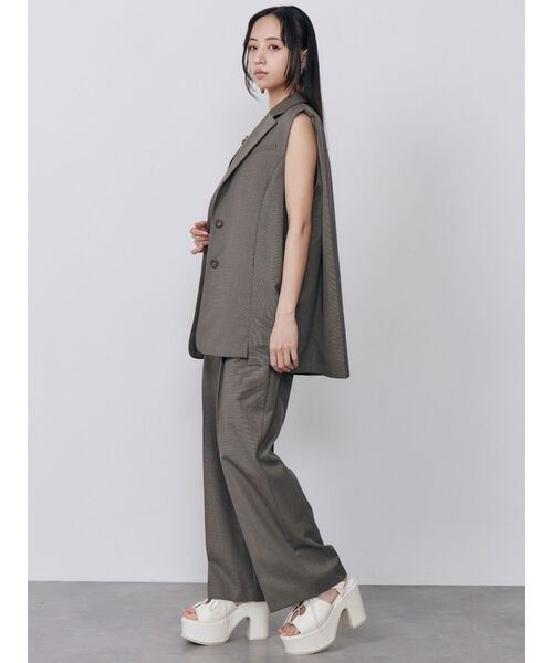 MURUA（ムルーア）の「【セットアップ対応】バックタックジレベスト　夏服（ベスト・レディース・アイボリー/モカ/グレー・FREE）」の7枚目の写真