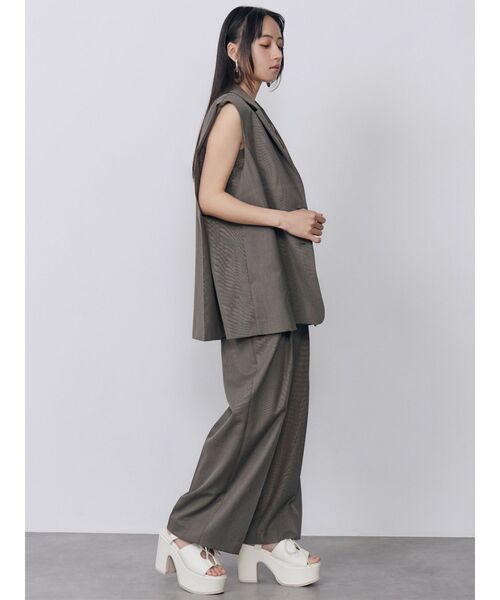 MURUA（ムルーア）の「【セットアップ対応】バックタックジレベスト　夏服（ベスト・レディース・アイボリー/モカ/グレー・FREE）」の8枚目の写真