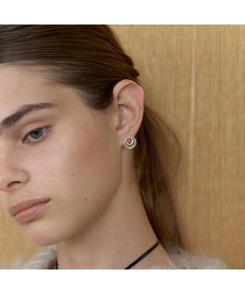 LOVE ME MONSTER(ラブミーモンスター)の「Circle Knot Earrings (L253MER090)(ピアス(両耳用)・レディース・ゴールド/シルバー・FREE)」の1枚目の写真
