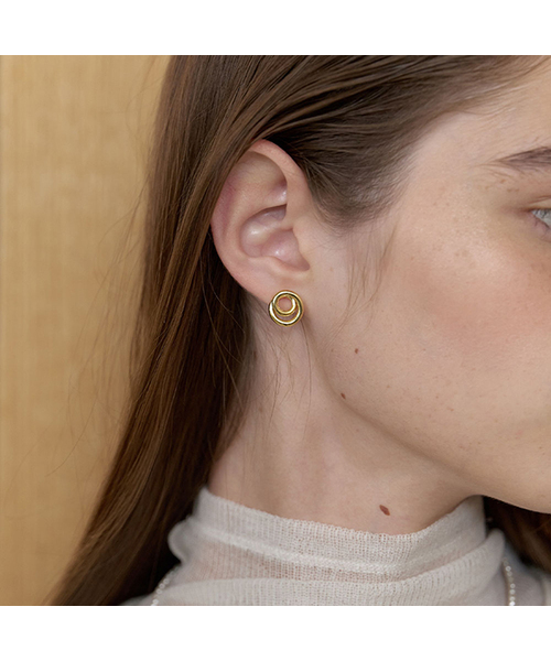LOVE ME MONSTER(ラブミーモンスター)の「Circle Knot Earrings (L253MER090)(ピアス(両耳用)・レディース・ゴールド/シルバー・FREE)」の2枚目の写真