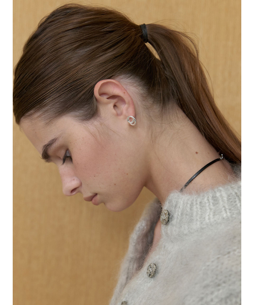 LOVE ME MONSTER(ラブミーモンスター)の「Circle Knot Earrings (L253MER090)(ピアス(両耳用)・レディース・ゴールド/シルバー・FREE)」の6枚目の写真