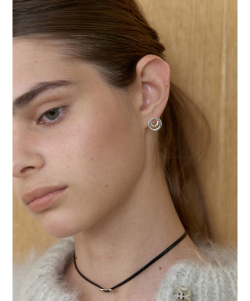 LOVE ME MONSTER(ラブミーモンスター)の「Circle Knot Earrings (L253MER090)(ピアス(両耳用)・レディース・ゴールド/シルバー・FREE)」の7枚目の写真