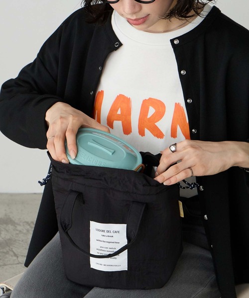 BONLECILL Marche(ボンルシールマルシェ)の「【BONLECILL Marche】《保冷/保温》アソート柄保冷巾着ランチバッグ(トートバッグ・レディース・ベージュ/ブラック/グリーン系その他/レッド系その他/ブルー系1・FREE)」の2枚目の写真