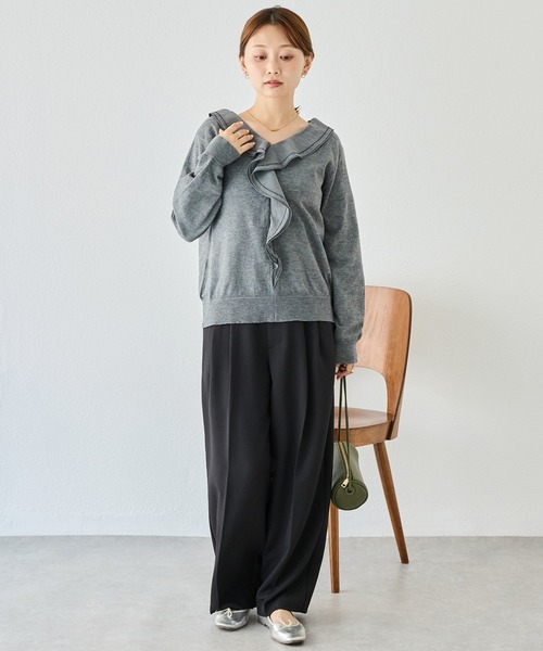 LAVEANGE(ラビアンジェ)の「フリルカラードッキングニットプルオーバー|異素材切替/配色ステッチ/大人フェミニン/きれいめ(ニット/セーター・レディース・ブラック/グレー・F/4L/3L)」の3枚目の写真