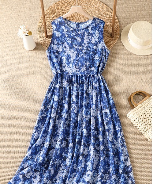 LUCPY(ラクピー)の「フラワープリントノースリーブロングワンピース(ワンピース・レディース・ブルー・LARGE/MEDIUM/XX-LARGE/X-LARGE)」の2枚目の写真