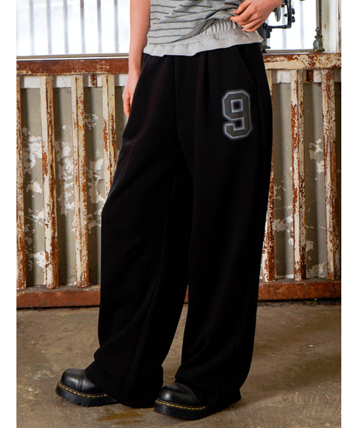 FABULOUS ARCHIVE（ファビュラスアーカイブ）の「NINE CURVED SWEAT PANTS BLACK(FCG1PT734W)（スウェットパンツ・レディース・ブラック・SMALL）」の4枚目の写真