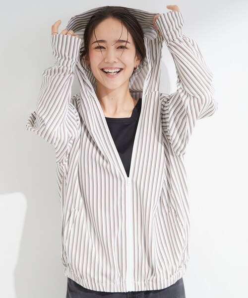SHOO・LA・RUE(シューラルー)の「【ひんやり/洗濯後しわになりにくい/S-LL】お顔も手の甲もしっかりカバー 日よけ・指穴付きUVパーカ(パーカー・レディース・ホワイト系5/ダークブラウン系2/チャコール・04/03/02/01)」の1枚目の写真