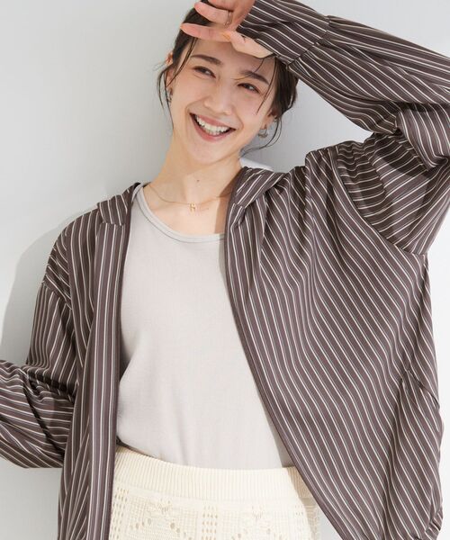 SHOO・LA・RUE(シューラルー)の「【ひんやり/洗濯後しわになりにくい/S-LL】お顔も手の甲もしっかりカバー 日よけ・指穴付きUVパーカ(パーカー・レディース・ホワイト系5/ダークブラウン系2/チャコール・04/03/02/01)」の3枚目の写真