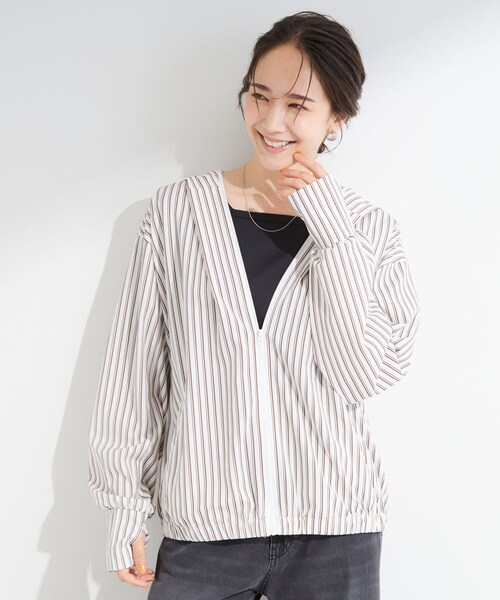 SHOO・LA・RUE(シューラルー)の「【ひんやり/洗濯後しわになりにくい/S-LL】お顔も手の甲もしっかりカバー 日よけ・指穴付きUVパーカ(パーカー・レディース・ホワイト系5/ダークブラウン系2/チャコール・04/03/02/01)」の22枚目の写真