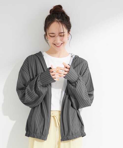 SHOO・LA・RUE(シューラルー)の「【ひんやり/洗濯後しわになりにくい/S-LL】お顔も手の甲もしっかりカバー 日よけ・指穴付きUVパーカ(パーカー・レディース・ホワイト系5/ダークブラウン系2/チャコール・04/03/02/01)」の17枚目の写真