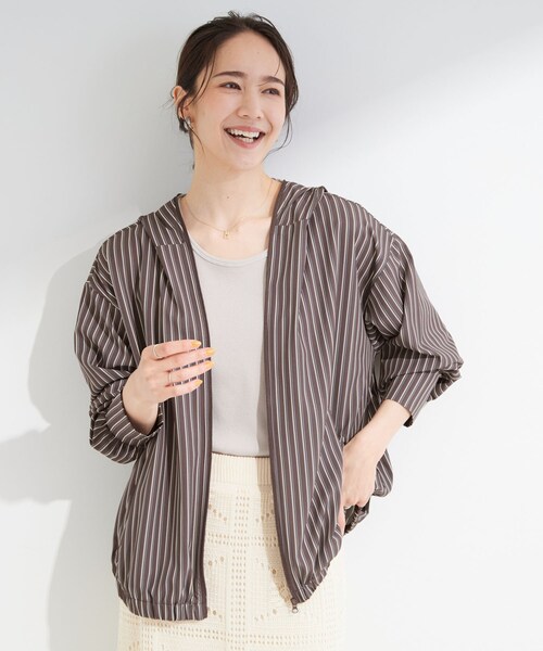 SHOO・LA・RUE(シューラルー)の「【ひんやり/洗濯後しわになりにくい/S-LL】お顔も手の甲もしっかりカバー 日よけ・指穴付きUVパーカ(パーカー・レディース・ホワイト系5/ダークブラウン系2/チャコール・04/03/02/01)」の21枚目の写真
