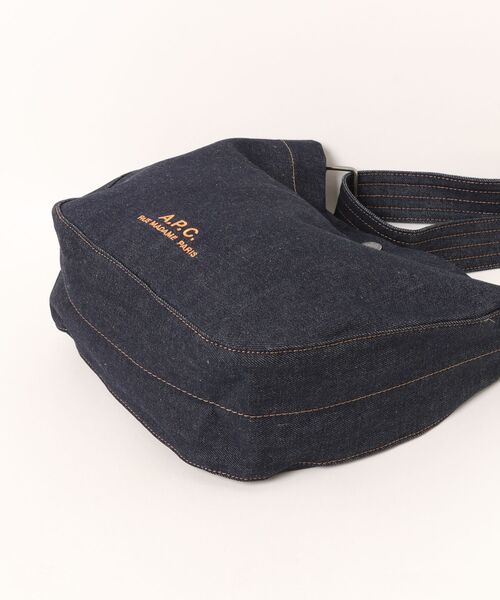 A.P.C.(アーペーセー)の「BESACE JOURNAL SMALL(ショルダーバッグ・メンズ・インディゴブルー・ONESIZE)」の3枚目の写真