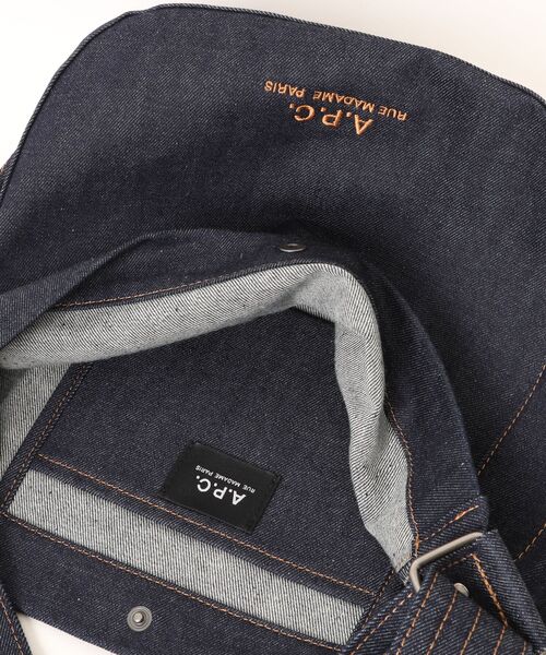 A.P.C.(アーペーセー)の「BESACE JOURNAL SMALL(ショルダーバッグ・メンズ・インディゴブルー・ONESIZE)」の4枚目の写真