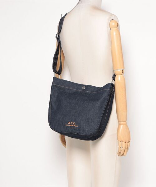 A.P.C.(アーペーセー)の「BESACE JOURNAL SMALL(ショルダーバッグ・メンズ・インディゴブルー・ONESIZE)」の5枚目の写真