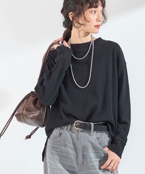 SHIPS Colors(シップス カラーズ)の「〈手洗い可能〉TC ワッフル ボートネック トップス◇(Tシャツ/カットソー・レディース・ブラック/グレー/オフホワイト・ONE SIZE)」の2枚目の写真