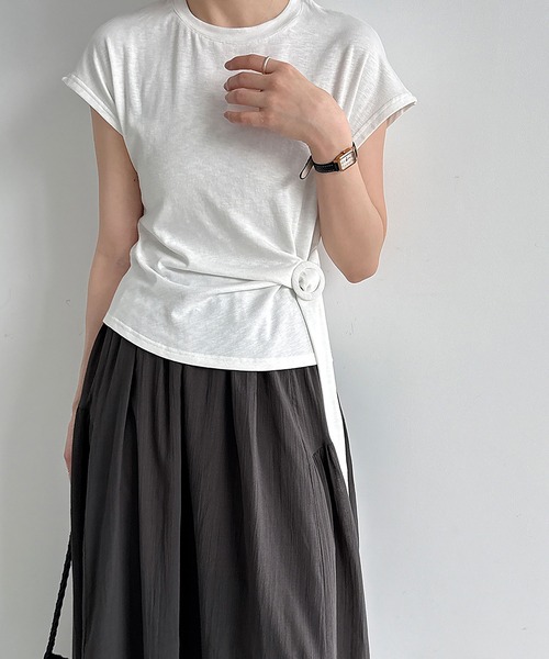 Girly Doll(ガーリードール)の「フレンチスリーブサイドバックルTシャツ(Tシャツ/カットソー・レディース・グレー/ホワイト/ブラック/モカ・M/L)」の1枚目の写真