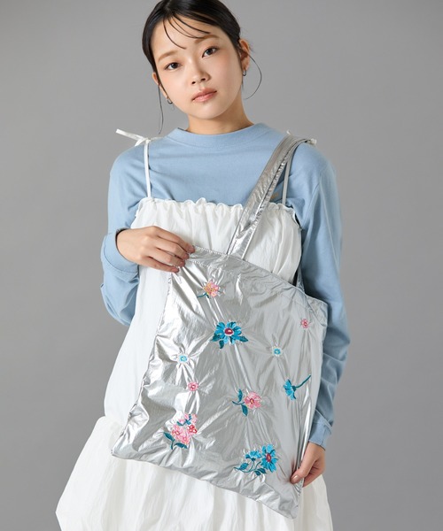 Casselini(キャセリーニ)の「Casselini(キャセリーニ)刺繍ナイロントート(トートバッグ・レディース・ブルー/シルバー/ブラック・FREE)」の10枚目の写真