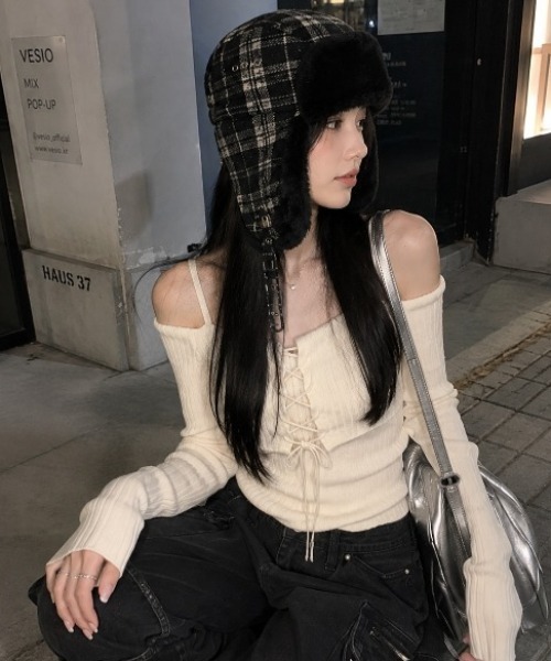 AVYL(アヴィル)の「レースアップドッキングリブニット(ニット/セーター・レディース・ブラック/ホワイト・M)」の7枚目の写真
