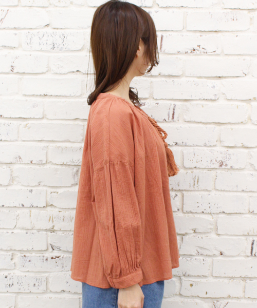 Kastane（カスタネ）の「楊柳刺繍ブラウス（Tシャツ/カットソー・レディース・アイボリー/ブルー/オレンジ・FREE）」の4枚目の写真