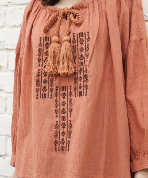 Kastane（カスタネ）の「楊柳刺繍ブラウス（Tシャツ/カットソー・レディース・アイボリー/ブルー/オレンジ・FREE）」の7枚目の写真