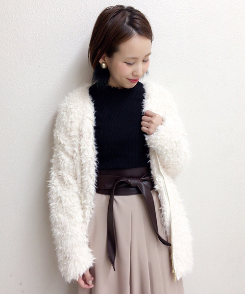 mysty woman（ミスティウーマン）の「フェイクファーボアノーカラーZIPブルゾン（カーディガン/ボレロ・レディース・オフホワイト/チャコールグレー/ピンクベージュ・FREE）」の2枚目の写真