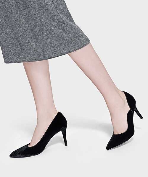 CHARLES & KEITH(チャールズ & キース)の「テクスチャードポインテッドパンプス / TEXTURED POINTED PUMPS(パンプス・レディース・ブラック/レッド・22.5cm/23.5cm/23cm/24.5cm/25cm)」の3枚目の写真